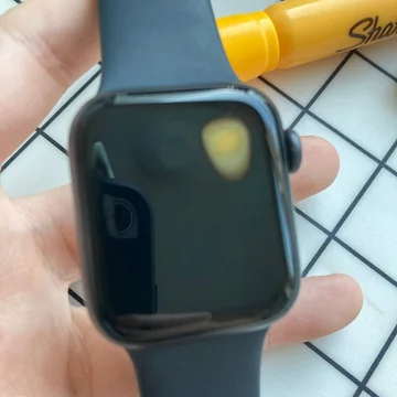 Einige Modelle der Apple Watch SE überhitzen & verletzen den Träger