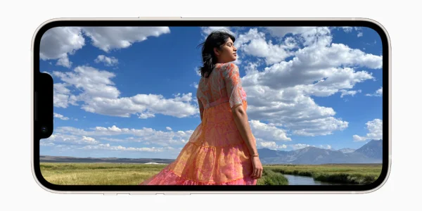 Software-Fehler: Nutzer blicken auf Lila gefärbten Bildschirm vom iPhone 13