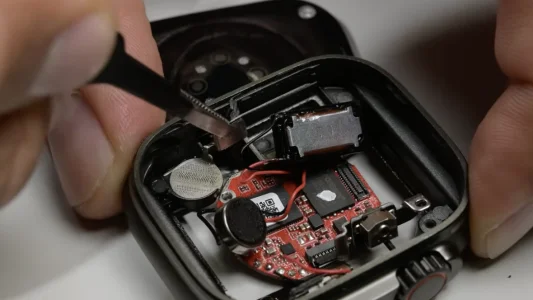 iFixit zerlegt Apple-Watch- und AirPods-Fälschungen aus Shenzhen