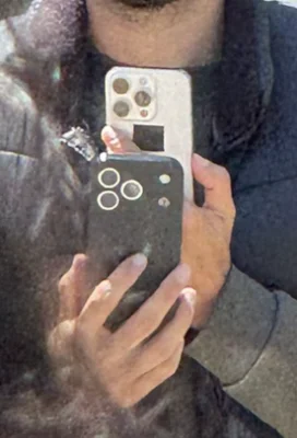 Leak durch Apple-Mitarbeiter? Foto soll Angestellten mit einem iPhone 17 Pro zeigen