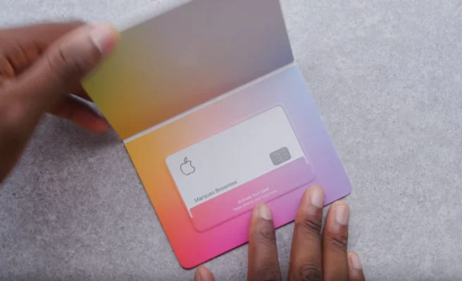Apple Card: Erste Karten aus Titan sind bei den Kunden eingetroffen