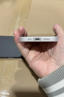 Case des iPhone 16E geleakt: Das iPhone 14 pass perfekt in die Schutzhülle des neuen SE