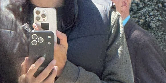 Leak durch Apple-Mitarbeiter? Foto soll Angestellten mit einem iPhone 17 Pro zeigen