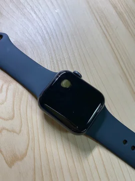 Einige Modelle der Apple Watch SE überhitzen & verletzen den Träger