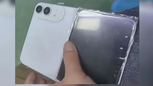 iPhone Ultra: Dummy-Modell in Weiß zeigt Design-Details
