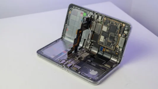 iPhone Ultra: Fertigungsprobleme bei Bestückung, Scharnier unbedenklich