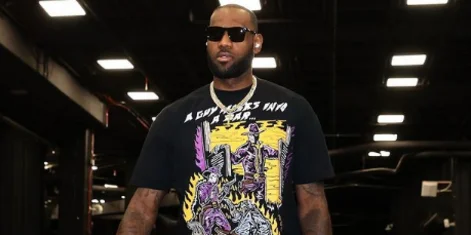 Lakers-Spieler LeBron James trägt die Beats Studio Buds in der Öffentlichkeit