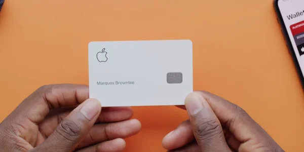 Apple Card: Erste Karten aus Titan sind bei den Kunden eingetroffen