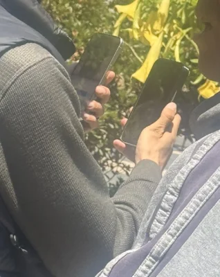 Leak durch Apple-Mitarbeiter? Foto soll Angestellten mit einem iPhone 17 Pro zeigen