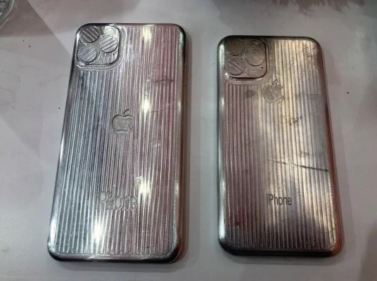 iPhone 11: Bilder von vermeintlichen Gussformen für Schutzhüllen zeigen Aussparung für Triple-Kamera