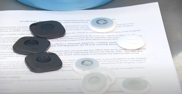 Die Polizei in Colorado verteilt kostenlos AirTags, um Autodiebstähle zu verhindern