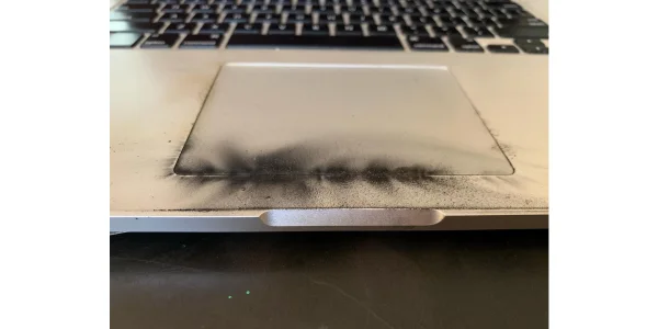 Rückrufprogramm wegen defekten Akkus: Fotos zeigen beschädigtes MacBook Pro