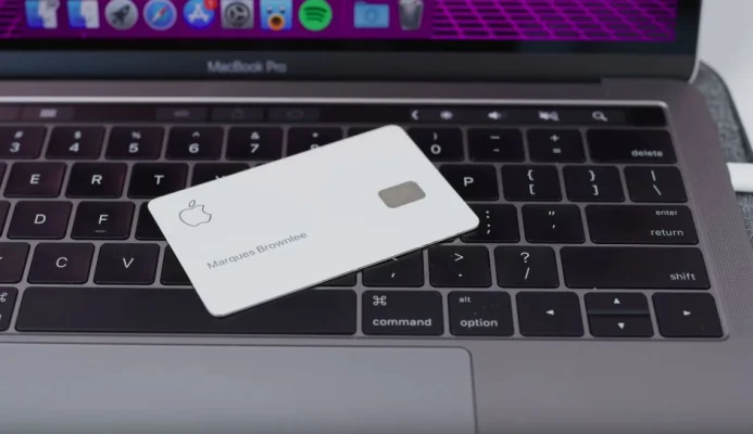 Apple Card: Erste Karten aus Titan sind bei den Kunden eingetroffen